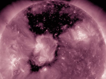 NASA обнаружило гигантскую дыру на Солнце NASA обнаружило гигантскую дыру на Солнце