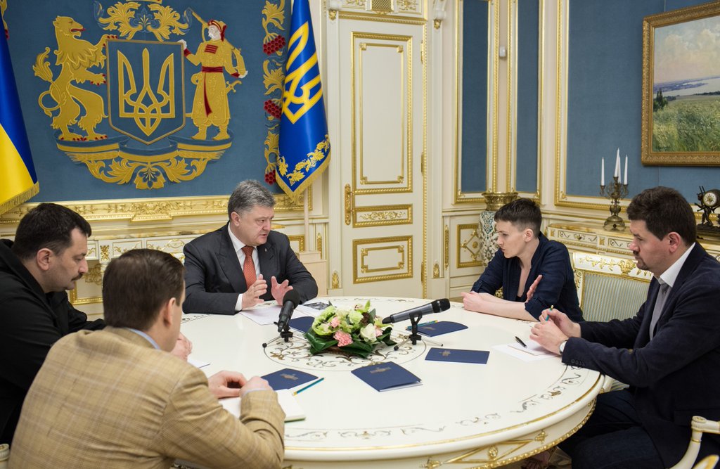 Порошенко предлагает Надежде Савченко уехать из Украины Порошенко предлагает Надежде Савченко уехать из Украины