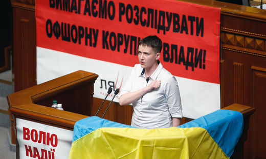 На Надежду Савченко около Рады набросилась активистка На Надежду Савченко около Рады набросилась активистка