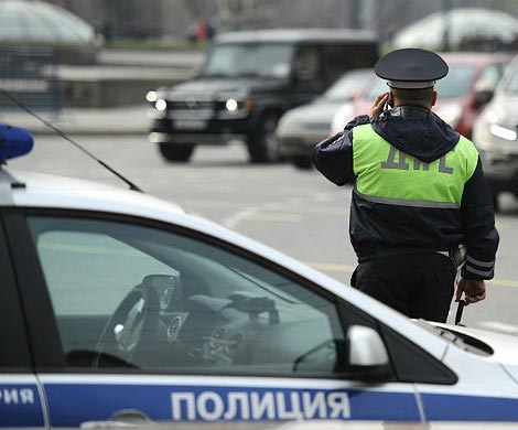 В центре Москвы сын местного бизнесмена сбил полицейского, который хотел его задержать В центре Москвы сын местного бизнесмена сбил полицейского, который хотел его задержать