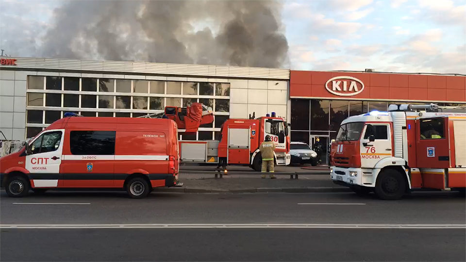 В Москве горит автосалон Kia (видео) В Москве горит автосалон Kia (видео)