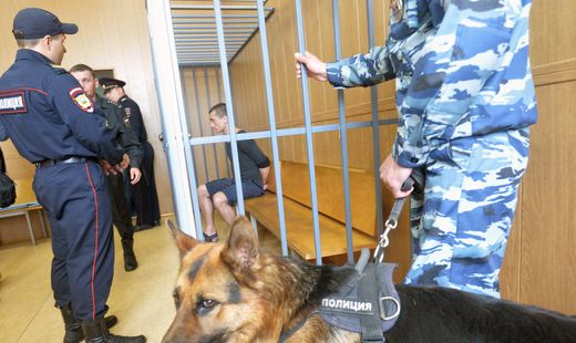Петра Павленского освободили в зале суда, обязав выплатить штраф в полмиллиона Петра Павленского освободили в зале суда, обязав выплатить штраф в полмиллиона