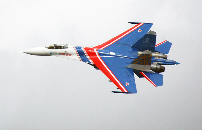 В Подмосковье рухнул истребитель Су-27 "Русских витязей" В Подмосковье рухнул истребитель Су-27 "Русских витязей"