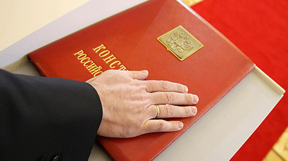 Все российские чиновники будут обязаны пройти через процедуру принесения присяги Все российские чиновники будут обязаны пройти через процедуру принесения присяги