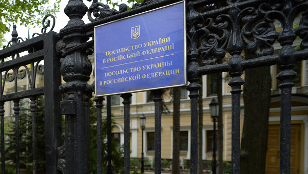 В ночь на субботу неизвестные забросали посольство Украины в Москве яйцами В ночь на субботу неизвестные забросали посольство Украины в Москве яйцами