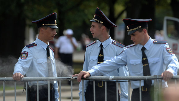 Сегодня в День России более двух тысяч полицейских будут обеспечивать безопасность в Москве Сегодня в День России более двух тысяч полицейских будут обеспечивать безопасность в Москве