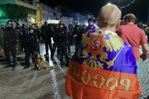 Полиция Франции устроила облаву в марсельском отеле, где поселились российские болельщики Полиция Франции устроила облаву в марсельском отеле, где поселились российские болельщики