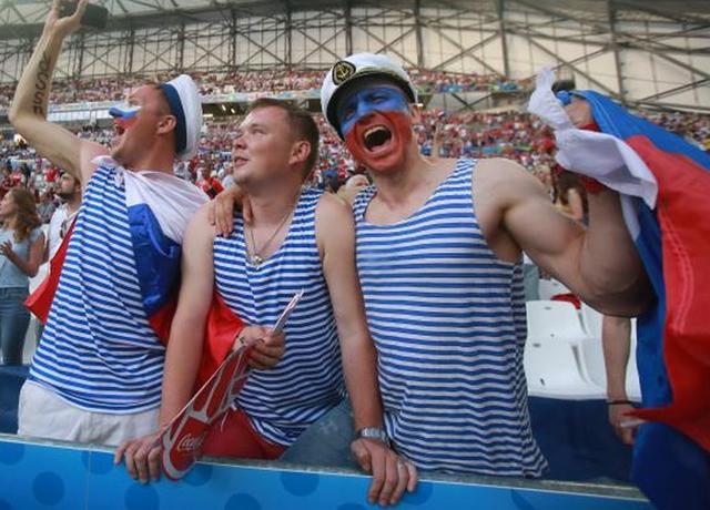 Британские фанаты провоцируют российских болельщиков в Лилле Британские фанаты провоцируют российских болельщиков в Лилле