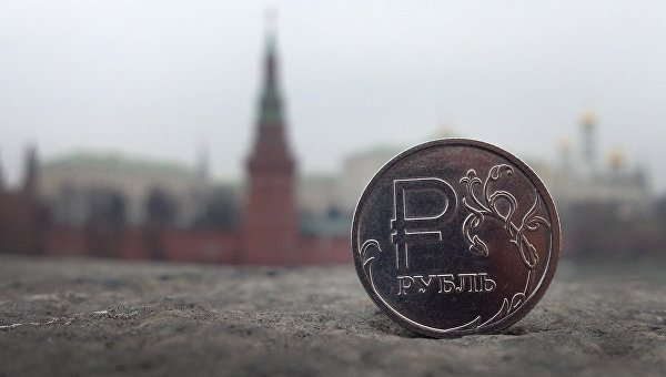 Плотник из Подмосковья подарит деревянный рубль министру экономики РФ