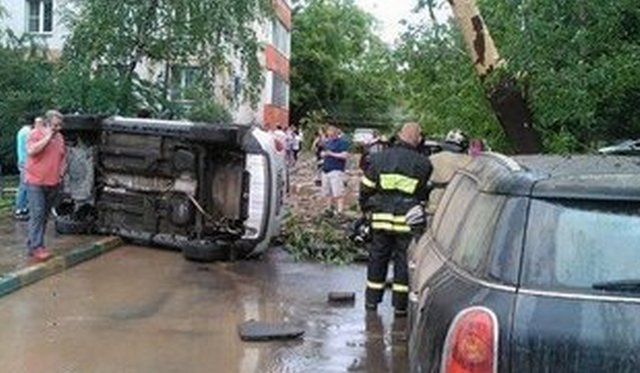 На северо-востоке столицы прорвало трубопровод, повреждены два автомобиля (Видео) На северо-востоке столицы прорвало трубопровод, повреждены два автомобиля (Видео)