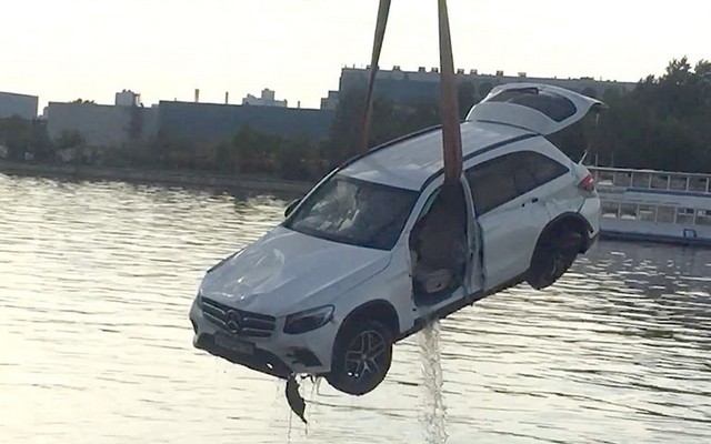 Из Москвы-реки вытащили упавший в нее автомобиль (Видео) Из Москвы-реки вытащили упавший в нее автомобиль (Видео)