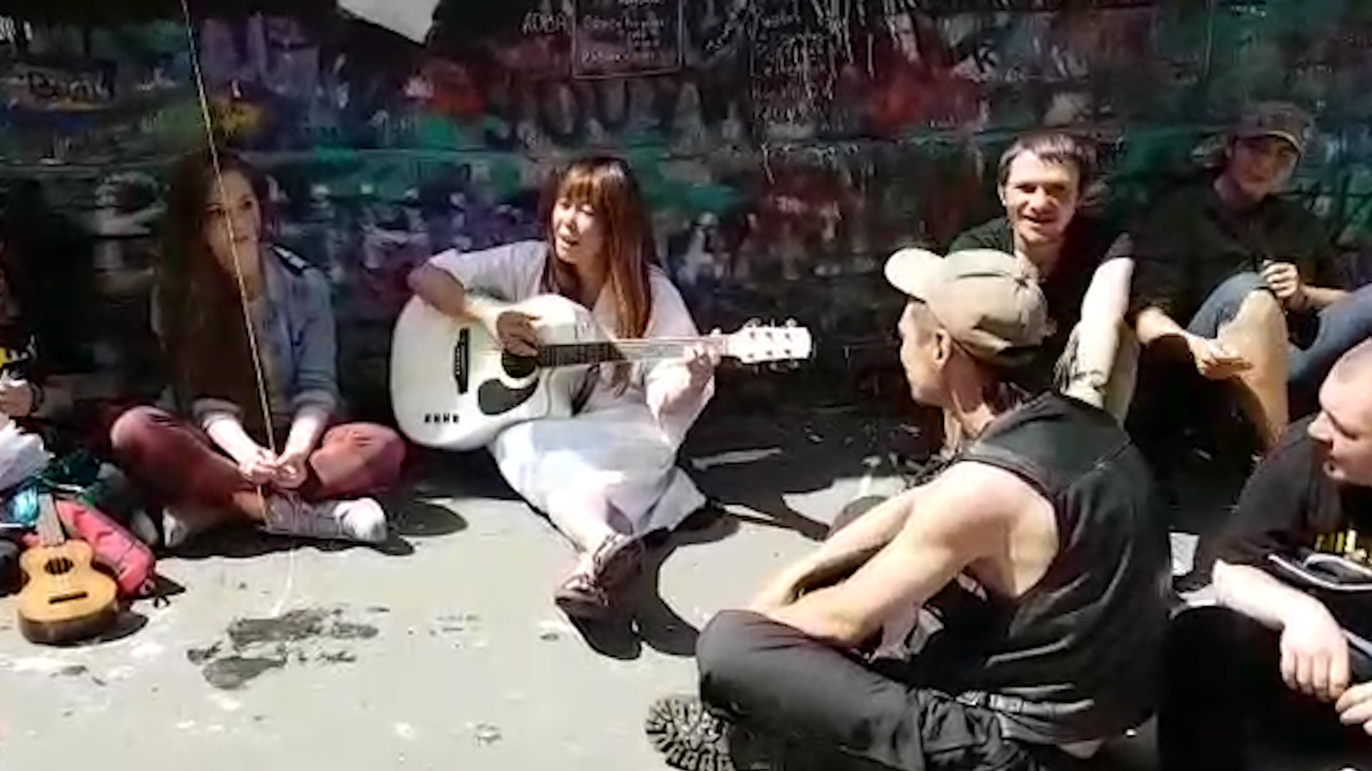 ВИДЕО: Анита Цой исполнила «Группу крови» у стены, где написали «Цой мертв» ВИДЕО: Анита Цой исполнила «Группу крови» у стены, где написали «Цой мертв»