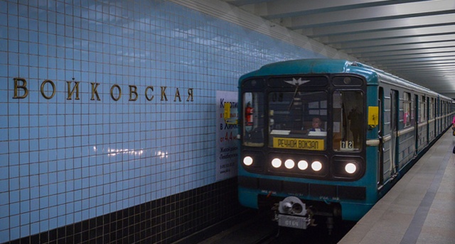Мужчина упал на пути на станции метро "Войковская" в столице (Видео) Мужчина упал на пути на станции метро "Войковская" в столице (Видео)