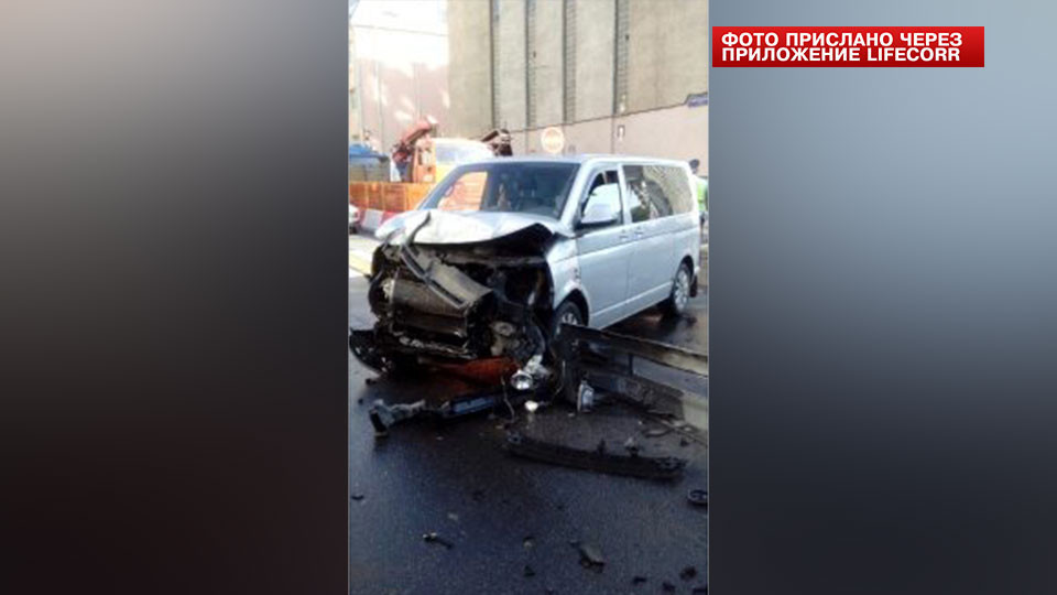 В центре Москвы после ДТП фура упала на припаркованные Toyota и Porsche В центре Москвы после ДТП фура упала на припаркованные Toyota и Porsche