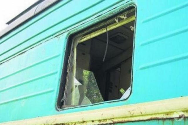 В Подмосковье хулиганы забросали камнями поезд – пострадал один пассажир В Подмосковье хулиганы забросали камнями поезд – пострадал один пассажир