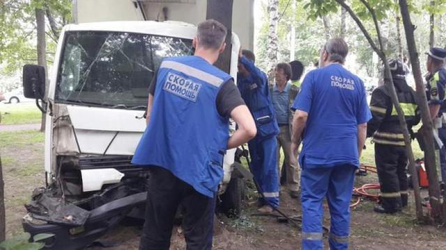 На северо-востоке столицы водителя зажало в разбитом грузовике На северо-востоке столицы водителя зажало в разбитом грузовике