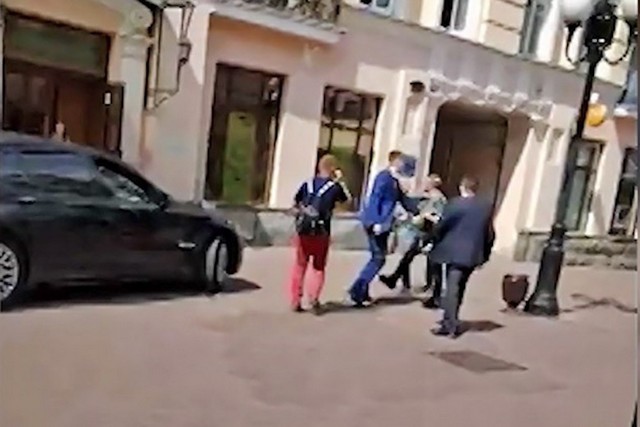 Участники избиения девушки на Старом Арбате явились в полицию Участники избиения девушки на Старом Арбате явились в полицию