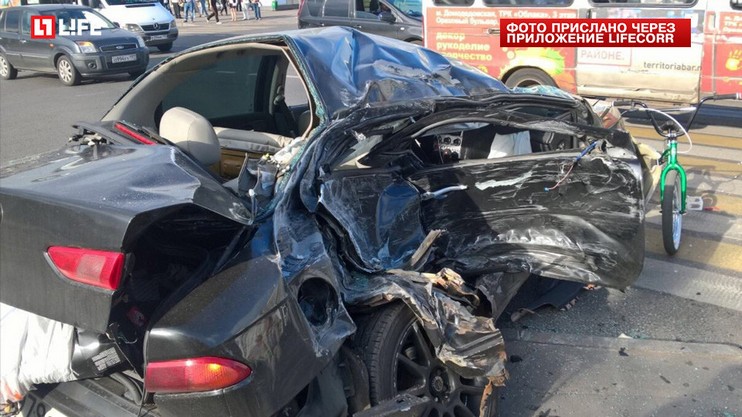 В Москве автомобиль протаранил автобус и сбил пешехода В Москве автомобиль протаранил автобус и сбил пешехода