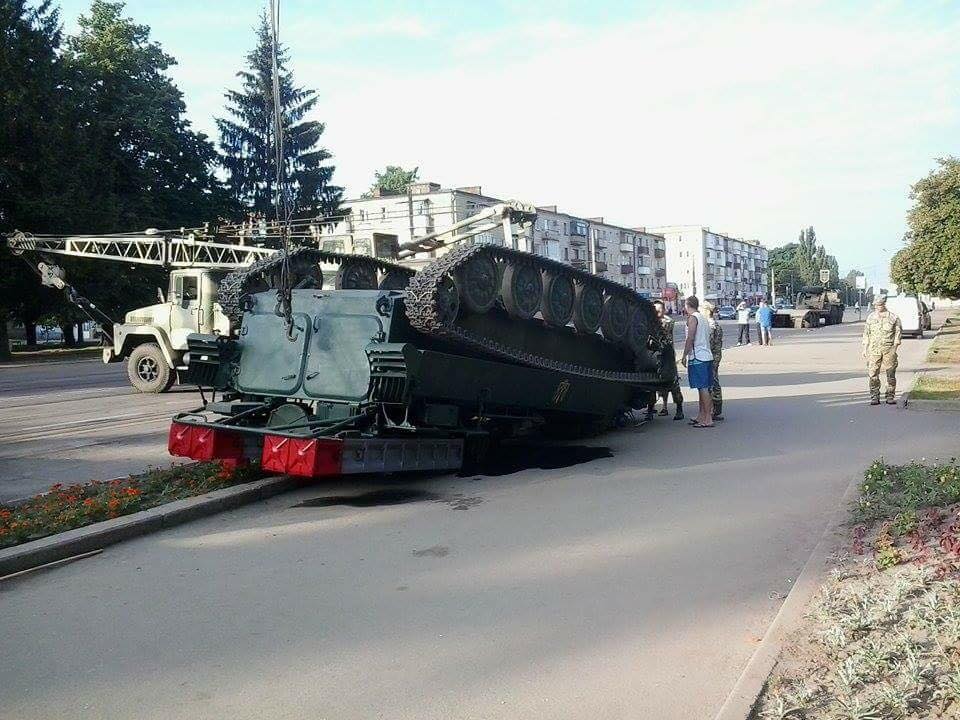 Во время выставки по случаю 357-й годовщины Конотопской битвы перевернулся гусеничный ЗРК Во время выставки по случаю 357-й годовщины Конотопской битвы перевернулся гусеничный ЗРК