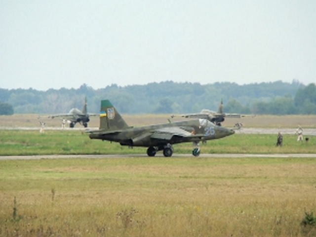 На Украине на взлетной полосе загорелся военный самолет Су-25 На Украине на взлетной полосе загорелся военный самолет Су-25