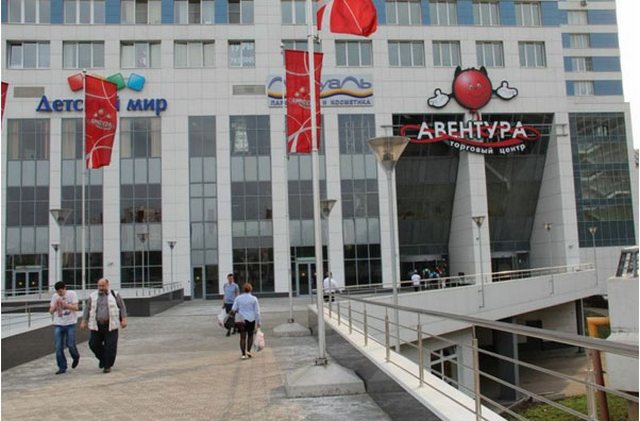 Двери торгового центра «задержали» грабителя в Москве (видео) Двери торгового центра «задержали» грабителя в Москве (видео)