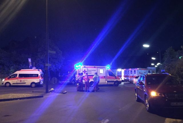 В Германии неизвестный напал с топором на пассажиров поезда В Германии неизвестный напал с топором на пассажиров поезда