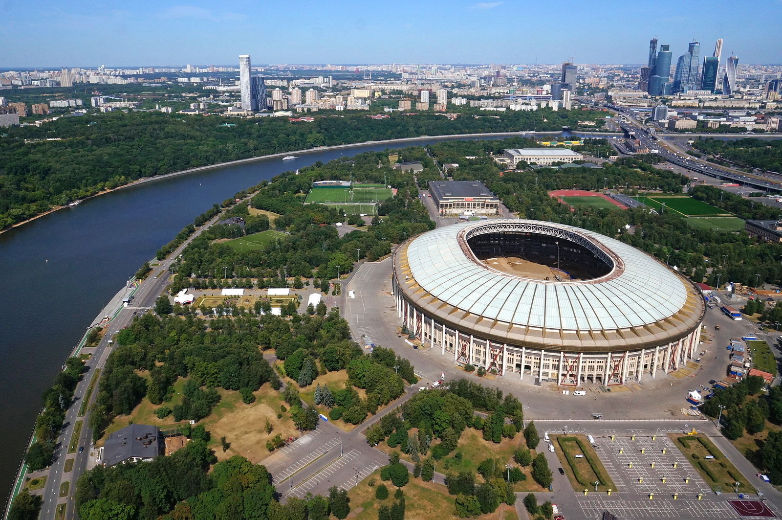 В Москве на территории «Лужников» откроют сухой фонтан В Москве на территории «Лужников» откроют сухой фонтан