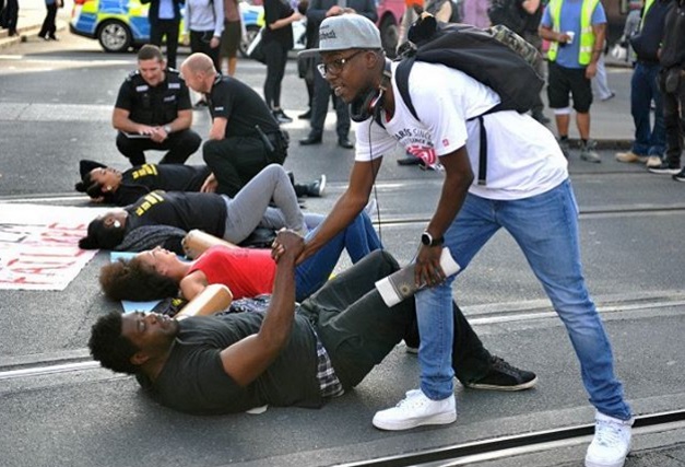 Подъезды к аэропорту Лондона перекрыты активистами Black Lives Matter Подъезды к аэропорту Лондона перекрыты активистами Black Lives Matter