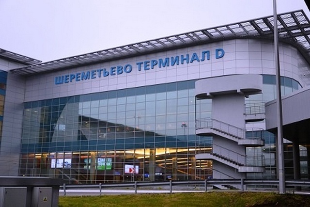 В столичном аэропорту Шереметьево пьяный пассажир упал со второго этажа В столичном аэропорту Шереметьево пьяный пассажир упал со второго этажа