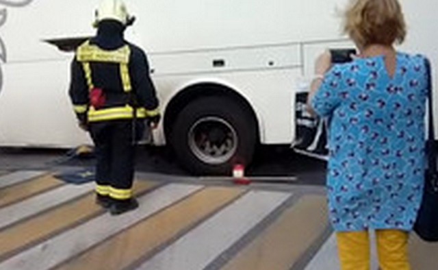 Туристический автобус попал в яму в центре столицы Туристический автобус попал в яму в центре столицы