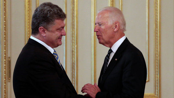 Американский вице-президент призвал Порошенко избегать роста напряженности в отношениях с Россией Американский вице-президент призвал Порошенко избегать роста напряженности в отношениях с Россией