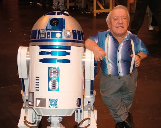 На 84 году жизни скончался актер Кенни Бейкер, который сыграл робота R2-D2 в «Звездных войнах» На 84 году жизни скончался актер Кенни Бейкер, который сыграл робота R2-D2 в «Звездных войнах»