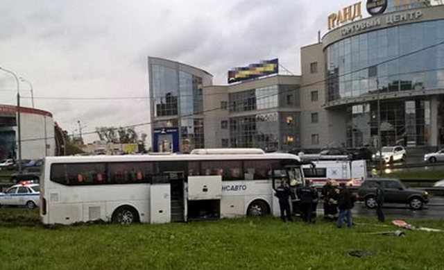 Пассажирский автобус врезался в фонарный столб на Щелковском шоссе, есть раненые Пассажирский автобус врезался в фонарный столб на Щелковском шоссе, есть раненые