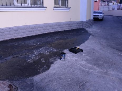 К приезду Порошенко в Харькове покрасили Асфальт черной краской К приезду Порошенко в Харькове покрасили Асфальт черной краской