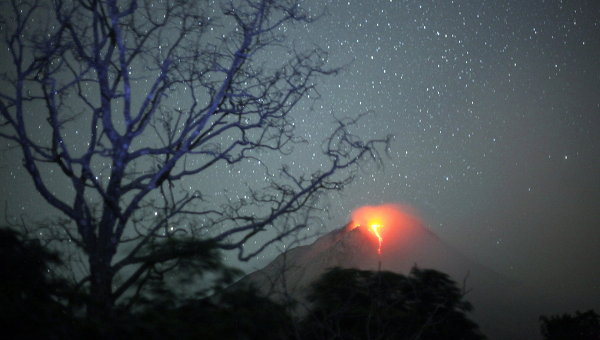 На извергающемся вулкане Синабунг произошло обрушение купола