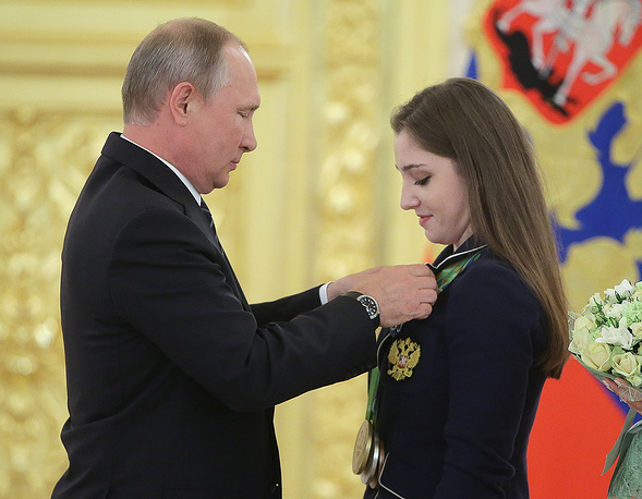 Президент Владимир Путин вручил олимпийцам госнаграды Президент Владимир Путин вручил олимпийцам госнаграды