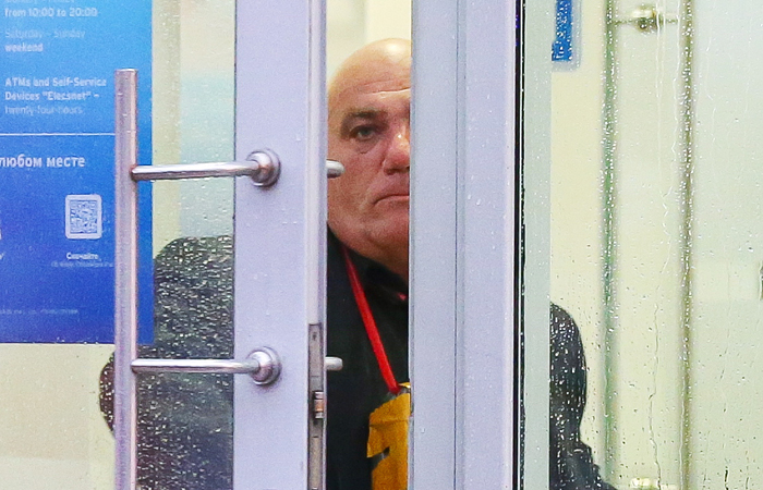 Бизнесмен, захвативший банк в центре Москвы, объявил голодовку Бизнесмен, захвативший банк в центре Москвы, объявил голодовку