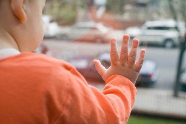 На севере столицы из окна 12 этажа выпал 3-летний ребенок На севере столицы из окна 12 этажа выпал 3-летний ребенок