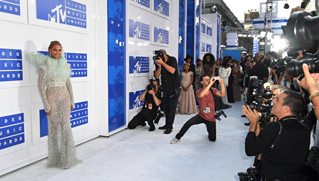 Бейонсе пришла на церемонию MTV VMA в сопровождении матерей, чьи дети погибли от насилия полиции Бейонсе пришла на церемонию MTV VMA в сопровождении матерей, чьи дети погибли от насилия полиции