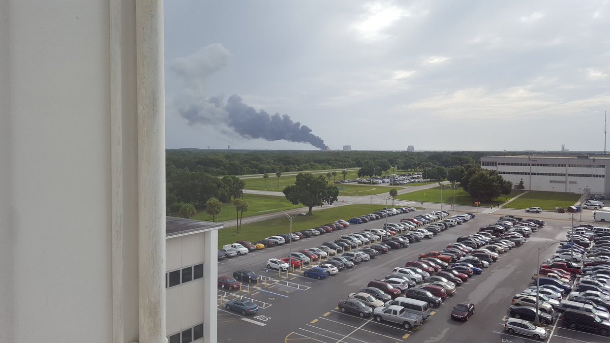 На мысе Канаверал взорвалась ракета Falcon 9 На мысе Канаверал взорвалась ракета Falcon 9