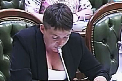 Надежда Савченко пришла на заседание Рады в костюме с глубоким декольте Надежда Савченко пришла на заседание Рады в костюме с глубоким декольте