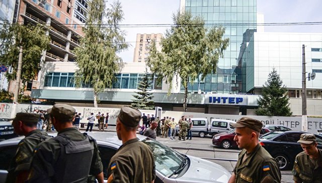 Киев: митингующие блокируют здание телеканала «Интер» Киев: митингующие блокируют здание телеканала «Интер»