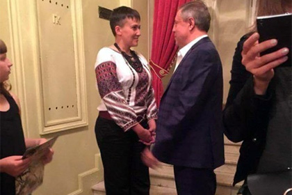 Надежда Савченко пришла в оперу, надев шпильки и каблуки Надежда Савченко пришла в оперу, надев шпильки и каблуки