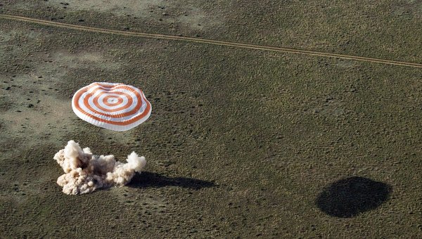 В Казахстане приземлилась спускаемая капсула «Союза ТМА-20М» с экипажем В Казахстане приземлилась спускаемая капсула «Союза ТМА-20М» с экипажем