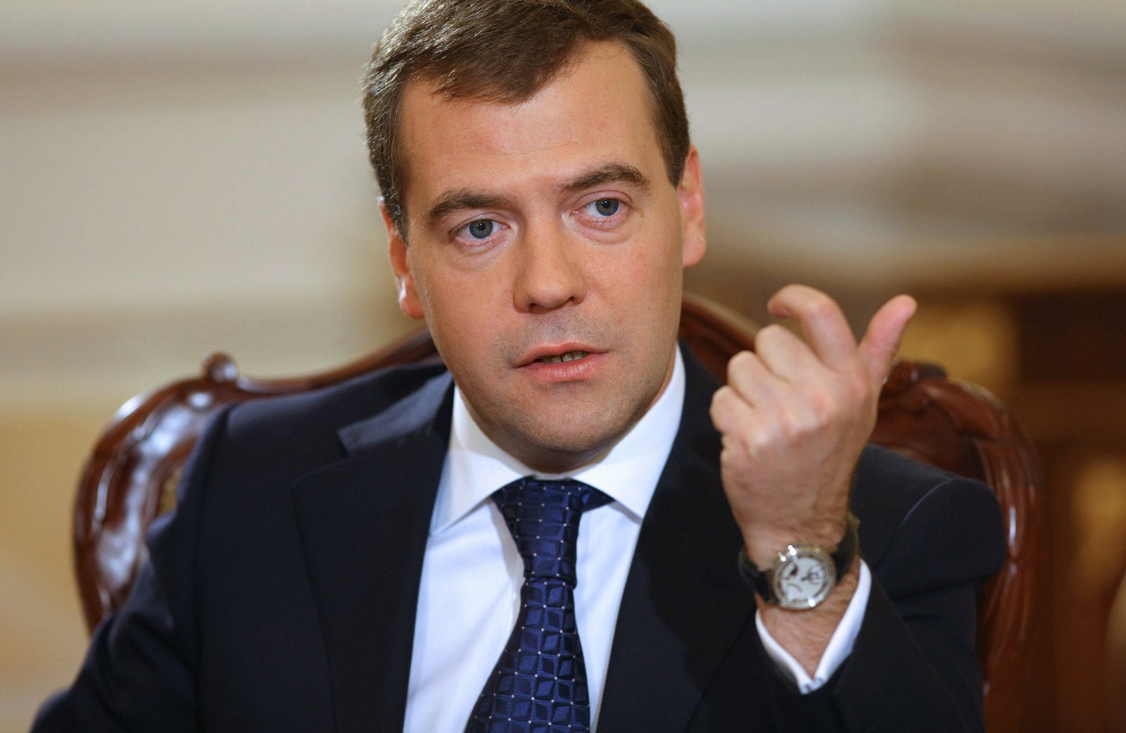 Премьер Медведев передал Бурятии 10 машин «скорой помощи» Премьер Медведев передал Бурятии 10 машин «скорой помощи»