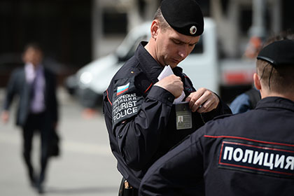 В Санкт-Петербурге поймали нелегальных гидов из Китая В Санкт-Петербурге поймали нелегальных гидов из Китая