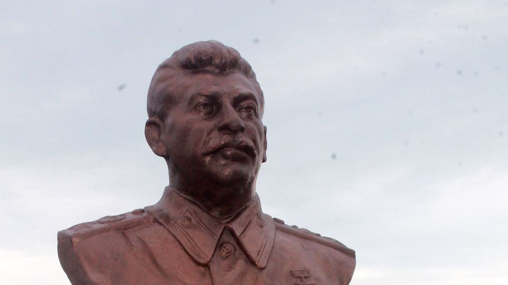 В Сургуте памятник Сталину снова облили краской В Сургуте памятник Сталину снова облили краской