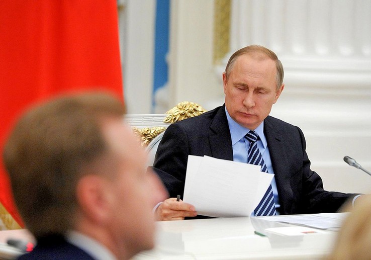 Путин решил не менять налоги до 2019 года Путин решил не менять налоги до 2019 года