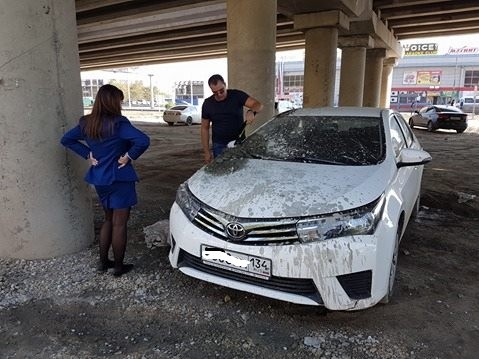 Волгоград: неправильно припаркованный автомобиль прокурора залили бетоном Волгоград: неправильно припаркованный автомобиль прокурора залили бетоном