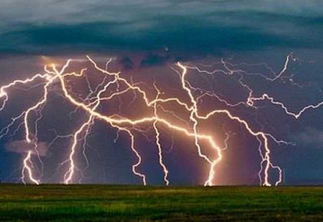 Метеорологи зафиксировали самую длинную молнию Метеорологи зафиксировали самую длинную молнию